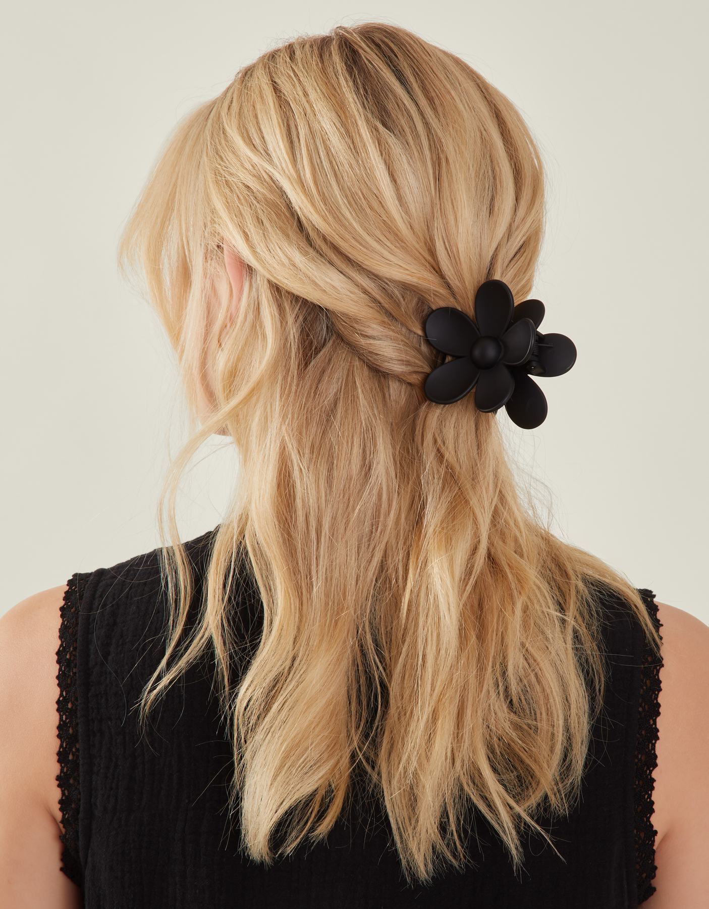 BLACK MATTE FLOWER CLAW CLIP