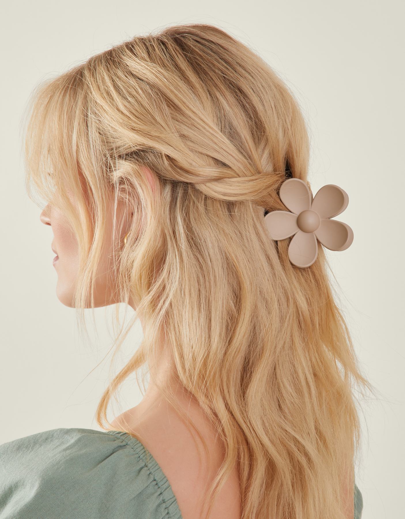 NUDE MATTE FLOWER CLAW CLIP